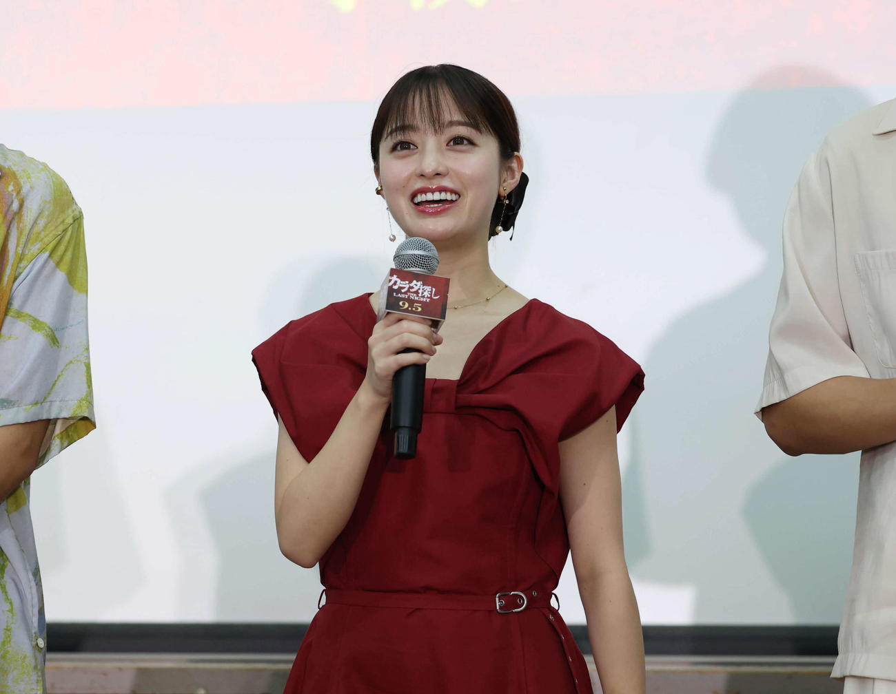 学校プレミアにサプライズ登場しあいさつをする橋本環奈（撮影・増田悦実）