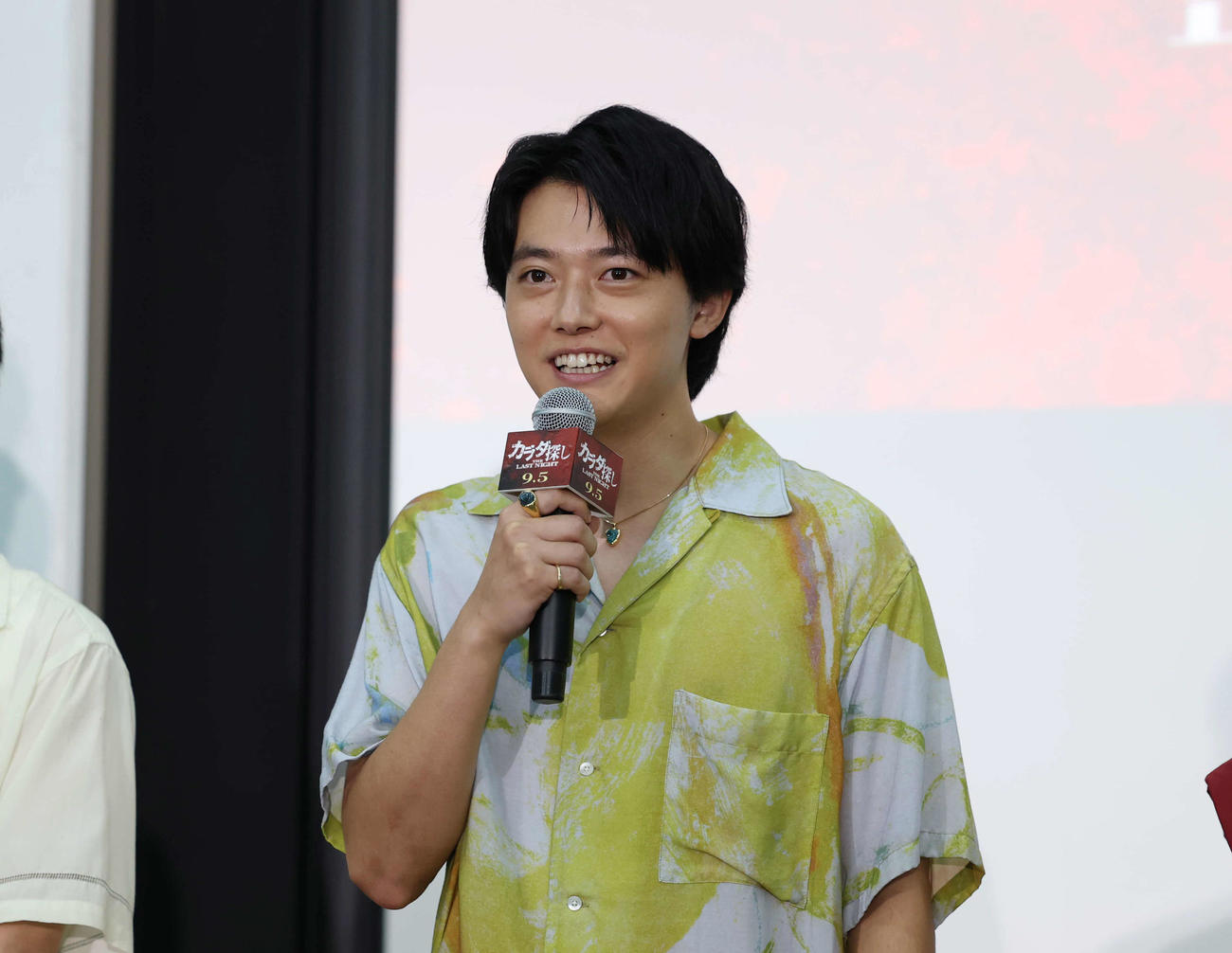 学校プレミアにサプライズ登場しあいさつをする櫻井海音（撮影・増田悦実）