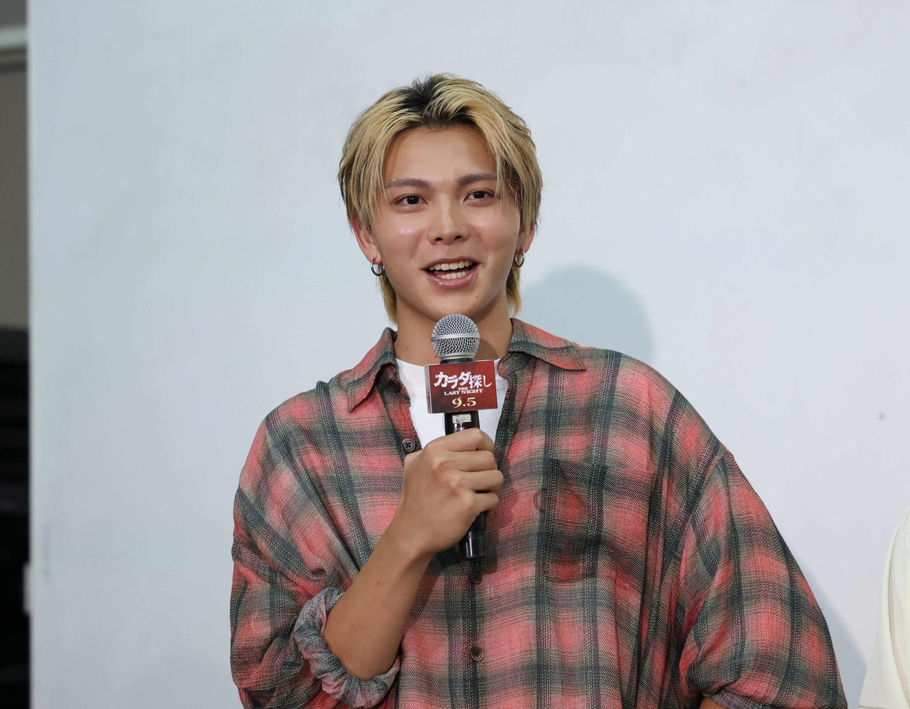 学校プレミアにサプライズ登場しあいさつをする吉田剛明（撮影・増田悦実）