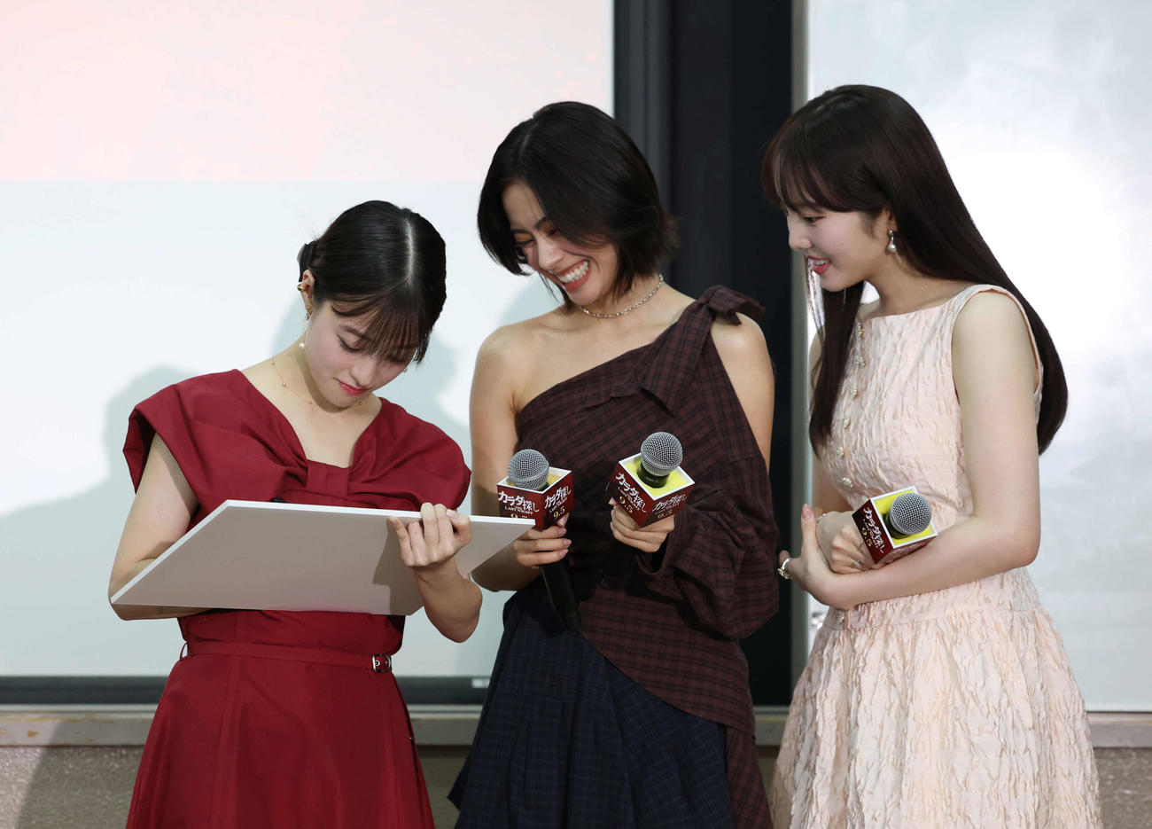 学校プレミアでフリップを書く橋本環奈（左）とそれを見る安斉星来（中央）、本田真凜（撮影・増田悦実）