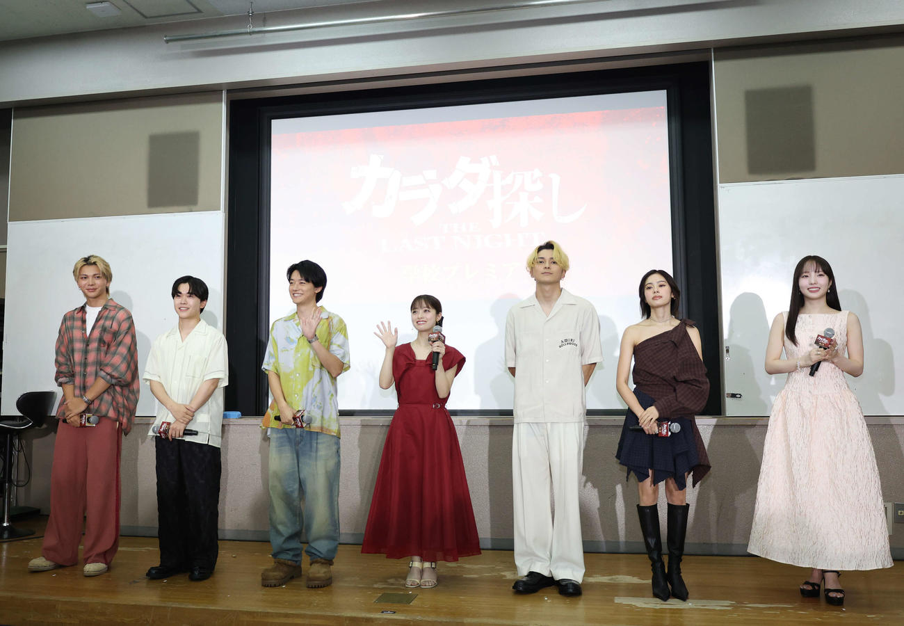 学校プレミアにサプライズ登場した左から吉田剛明、鈴木福、櫻井海音、橋本環奈、眞栄田郷敦、安斉星来、本田真凜（撮影・増田悦実）