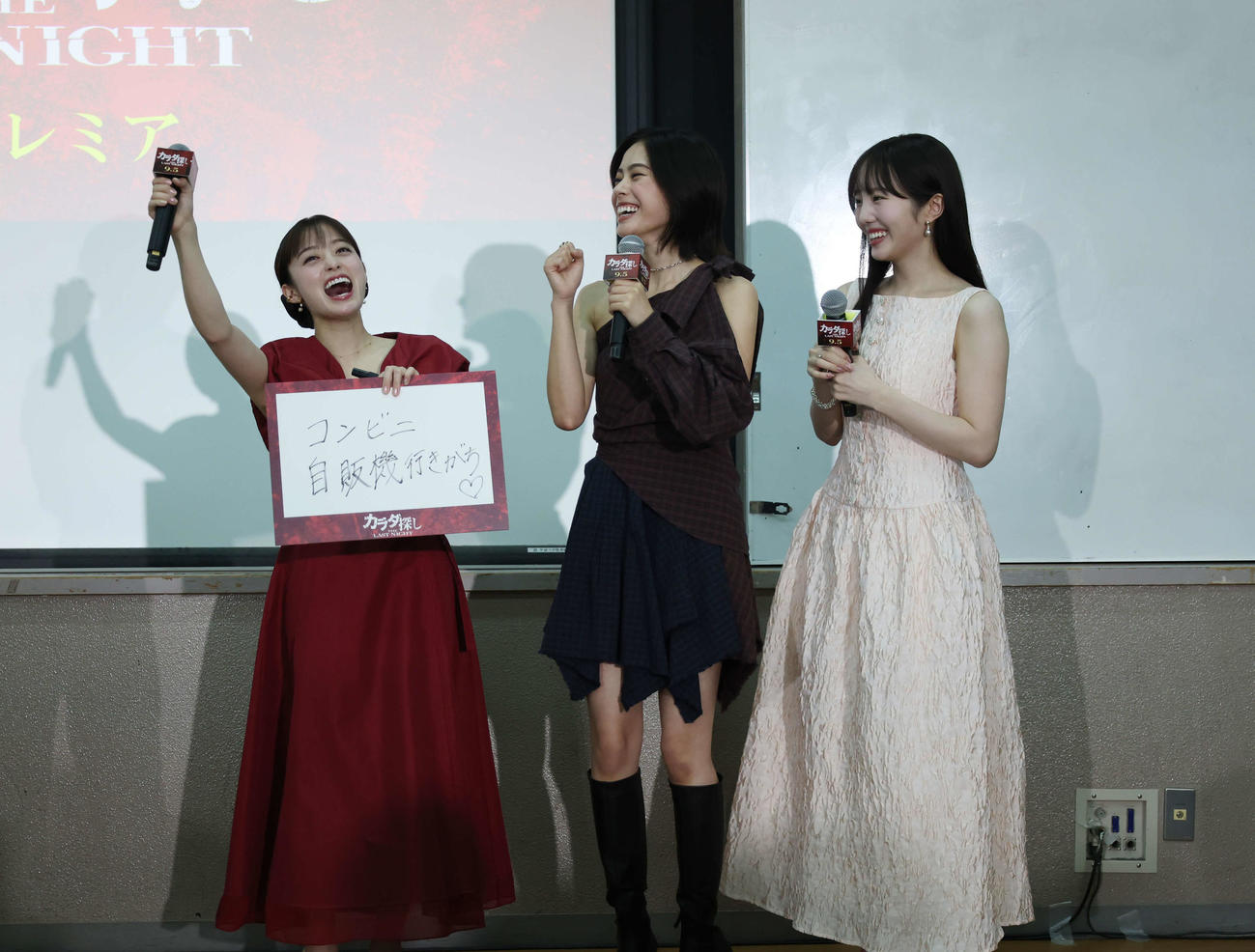 学校プレミアで男子チームに勝利し喜ぶ左から橋本環奈、安斉星来、本田真凜（撮影・増田悦実）