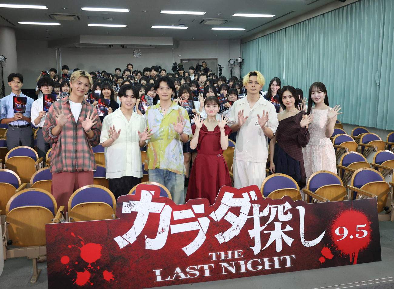 学校プレミアにサプライズ登場した左から吉田剛明、鈴木福、櫻井海音、橋本環奈、眞栄田郷敦、安斉星来、本田真凜（撮影・増田悦実）