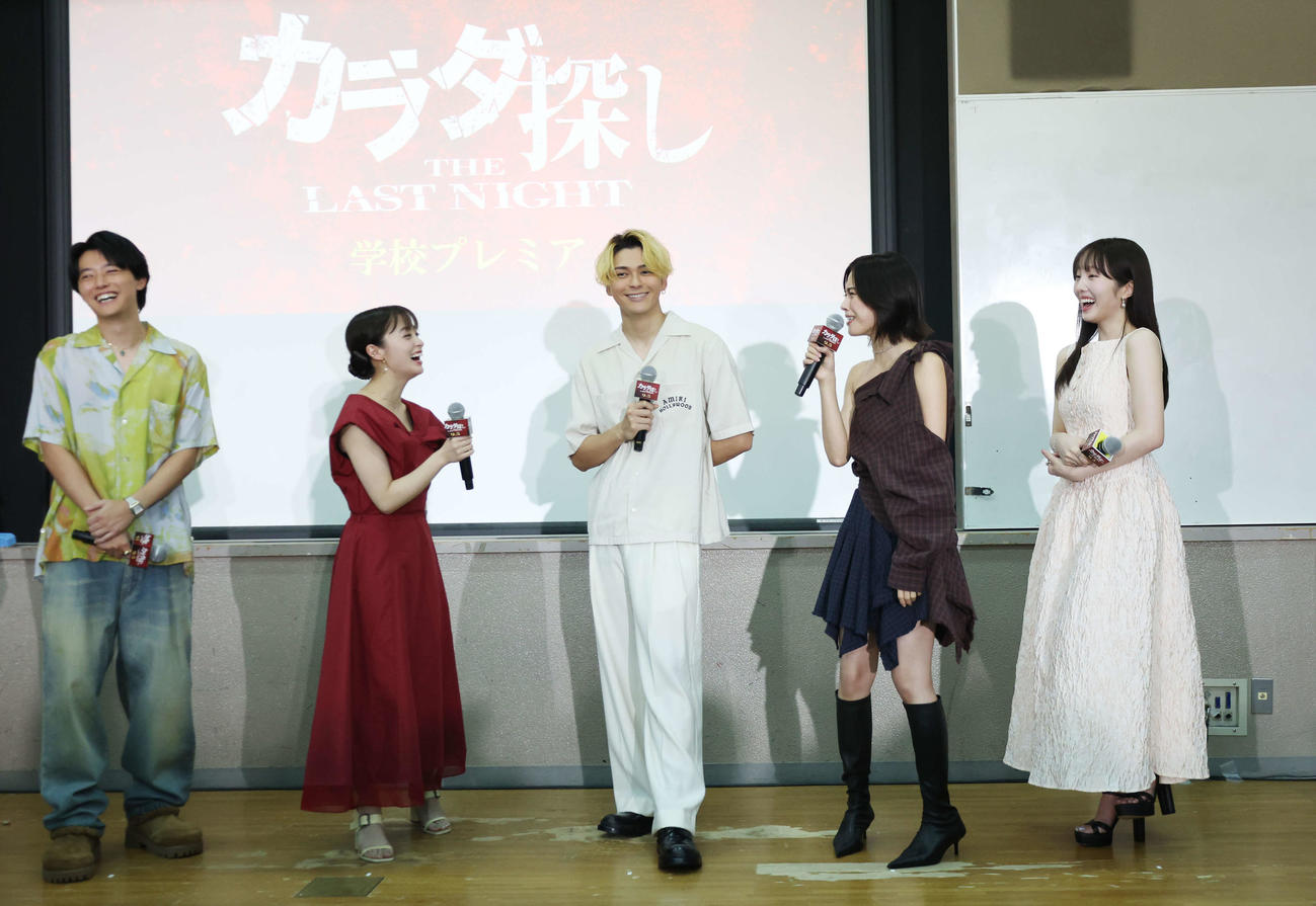 学校プレミアで笑顔を見せる左から櫻井海音、橋本環奈、眞栄田郷敦、安斉星来、本田真凜（撮影・増田悦実）