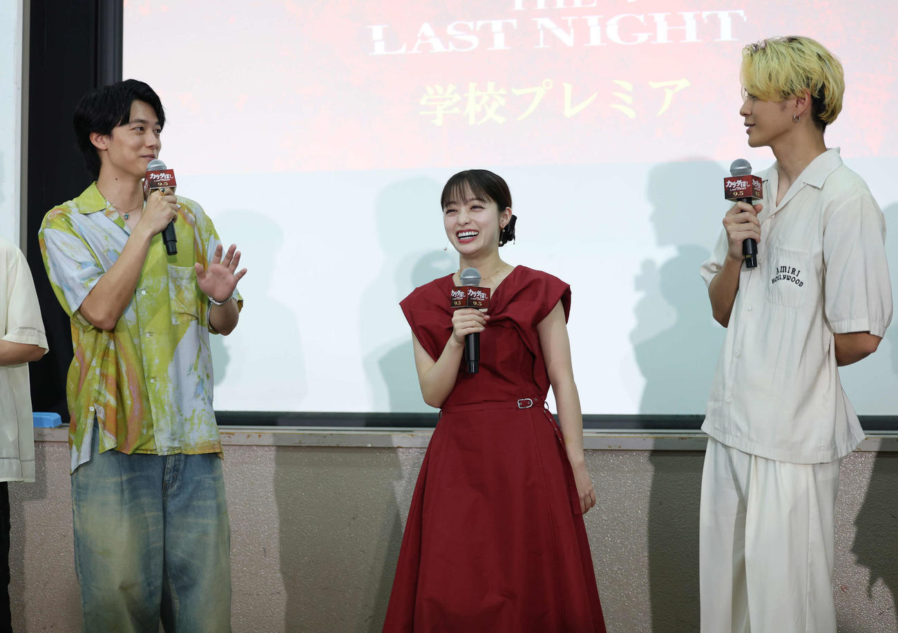 学校プレミアにサプライズ登場し作品について話す左から櫻井海音、橋本環奈、眞栄田郷敦（撮影・増田悦実）
