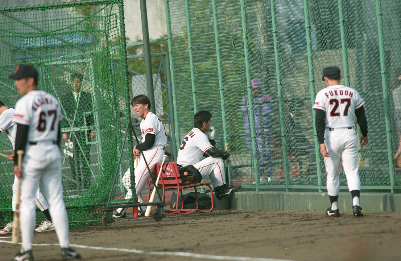 96年5月、バント練習がうまくゆかず一人残された長嶋一茂（右）は、そっぽを向いて不機嫌な表情。中央は松井秀喜。一茂はこの日バント練習を指導した土井正三コーチを「くだらねえ　何様のつもりなんだ　いらねえよあんな奴」と報道陣を前に暴言
