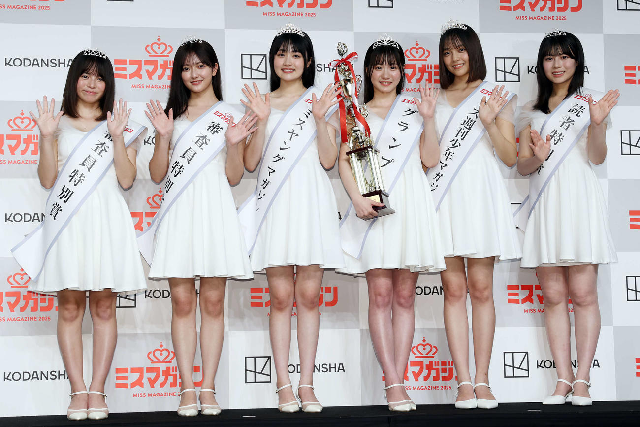 「ミスマガジン2025グランプリ発表イベント」のフォトセッションに納まる各賞受賞者。左から審査員特別賞の太田しずく、まるやそら、ミスヤングマガジンの晴こころ、ミスマガジンの永岡ゆきね、ミス週刊少年マガジンの江下晏梨、読者特別賞の冨永実里（撮影・宮地輝）