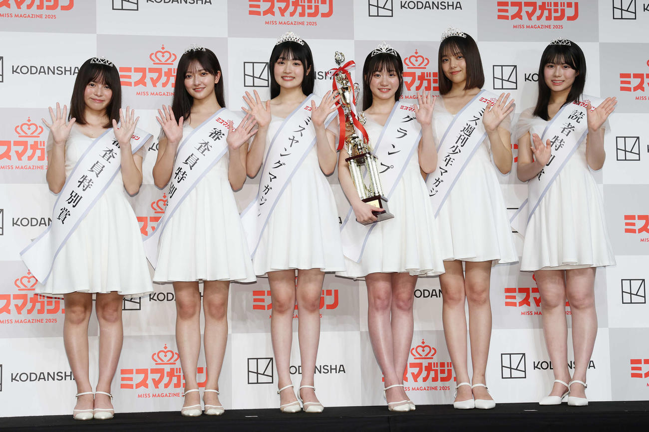 「ミスマガジン2025グランプリ発表イベント」のフォトセッションに納まる各賞受賞者。左から審査員特別賞の太田しずく、まるやそら、ミスヤングマガジンの晴こころ、ミスマガジンの永岡ゆきね、ミス週刊少年マガジンの江下晏梨、読者特別賞の冨永実里（撮影・宮地輝）