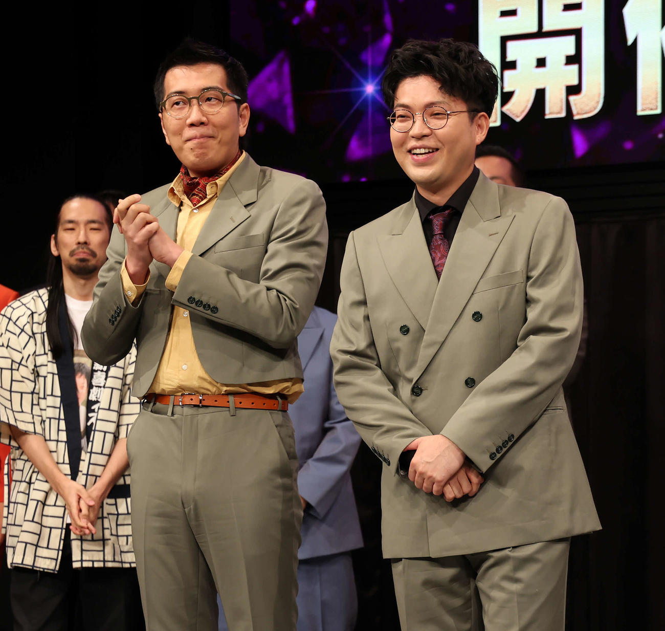 ヤーレンズの楢原真樹（左）と出井隼之介（2025年6月撮影）