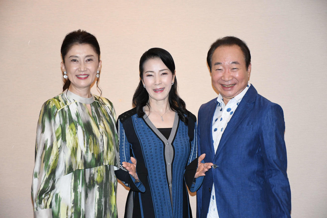 記念撮影をする、左から一路真輝、坂本冬美、中村梅雀（撮影・阪口孝志）