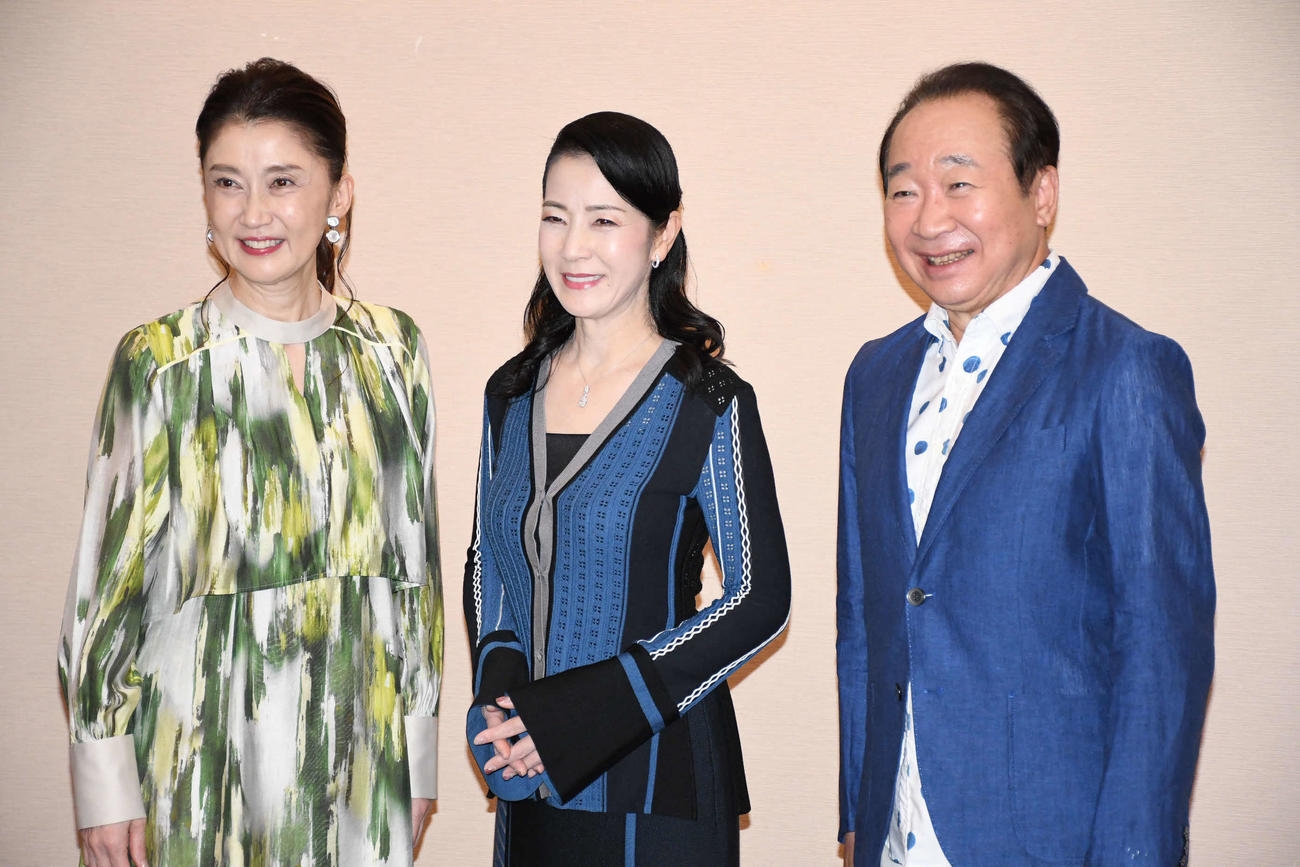 左から）一路真輝、坂本冬美、中村梅雀（撮影・阪口孝志）