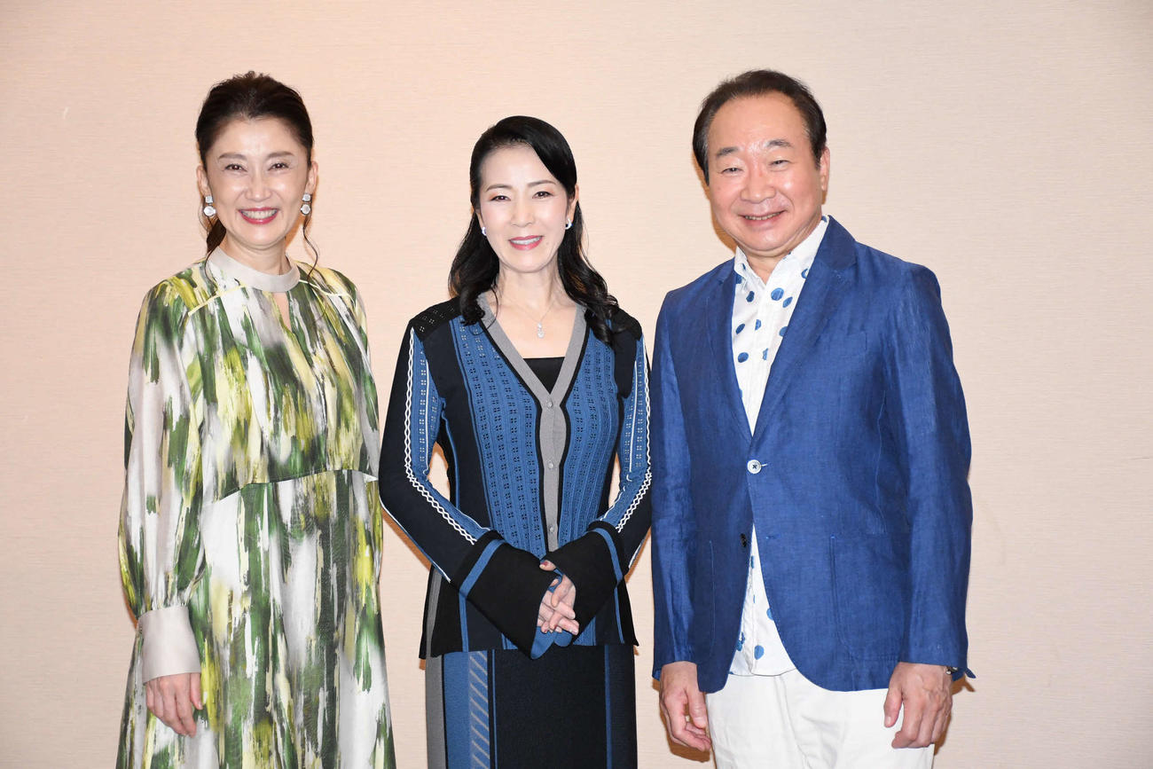 左から）一路真輝、坂本冬美、中村梅雀（撮影・阪口孝志）