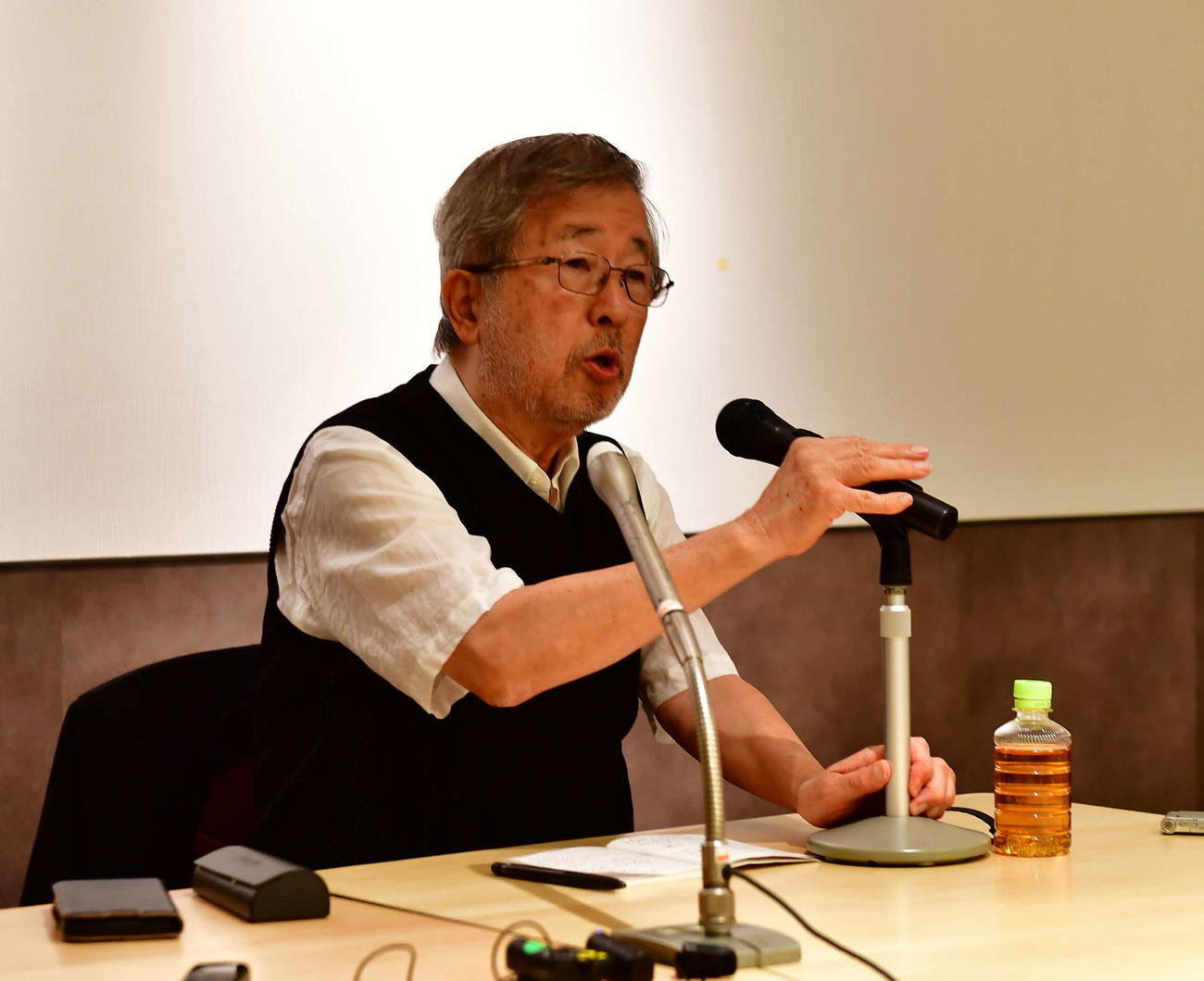 NHKスペシャル「シミュレーション～昭和16年夏の敗戦～」の内容について会見を行った、題材となった総力戦研究所所長、飯村穣陸軍中将の孫で元駐仏大使の飯村豊氏（撮影・松尾幸之介）