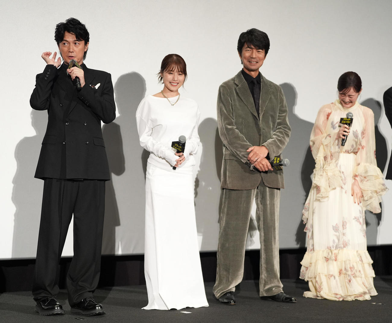 映画「ブラック・ショーマン」完成披露舞台あいさつに登壇した、左から福山雅治、有村架純、仲村トオル、生田絵梨花（撮影・鈴木みどり）