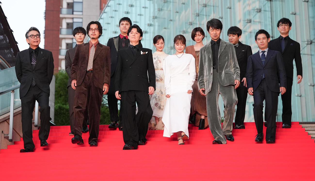 映画「ブラック・ショーマン」レッドカーペットイベントに登壇した出演者たち。前列左から生瀬勝久、成田凌、福山雅治、有村架純、仲村トオル、伊藤淳史、後列左から犬飼貴丈、木村昴、生田絵梨花、岡崎紗絵、秋山寛貴、田中亮監督（撮影・鈴木みどり）