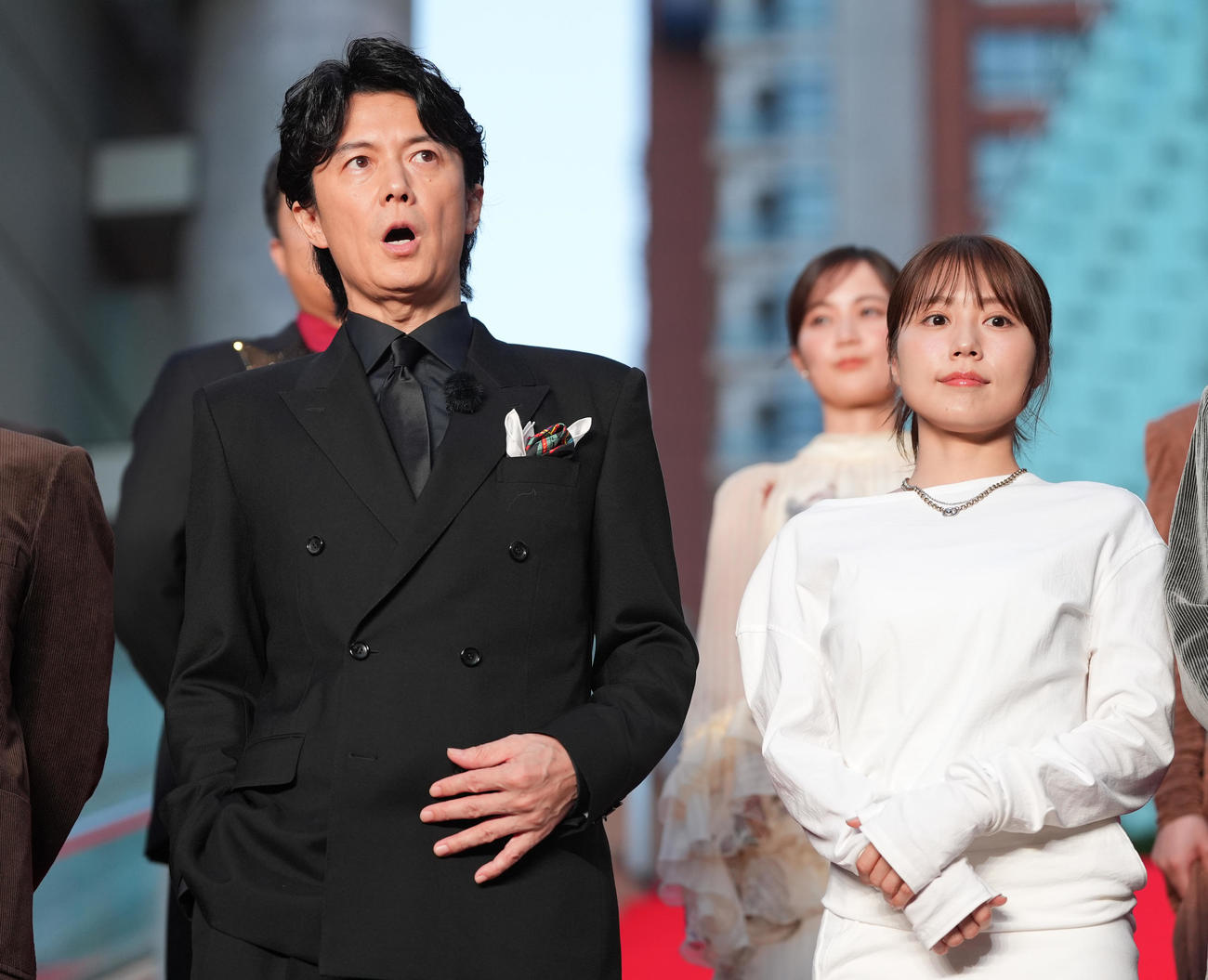 映画「ブラック・ショーマン」レッドカーペットイベントであいさつする福山雅治。右は有村架純（撮影・鈴木みどり）