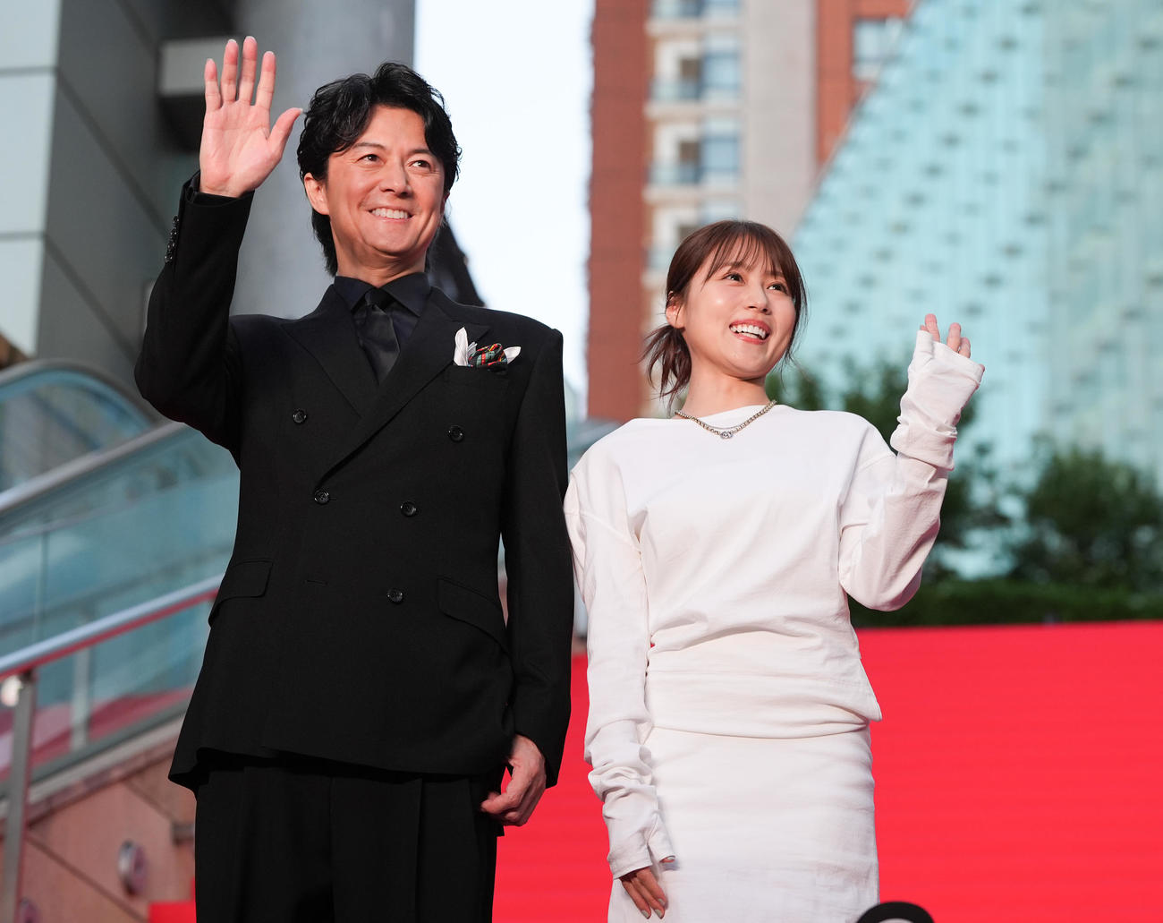 映画「ブラック・ショーマン」レッドカーペットイベントに登壇した福山雅治（左）と有村架純（撮影・鈴木みどり）