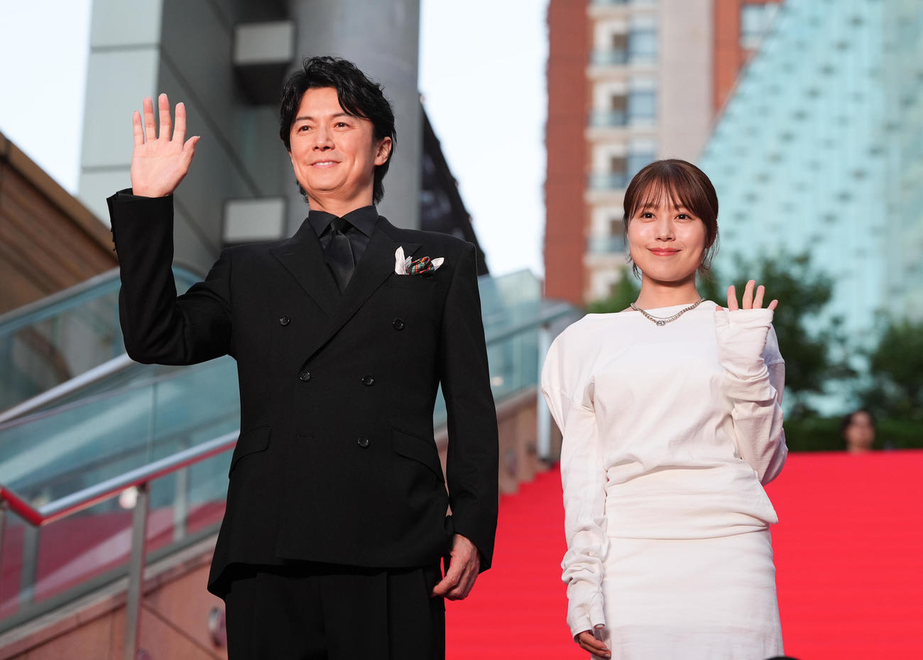 映画「ブラック・ショーマン」レッドカーペットイベントに登壇した福山雅治（左）と有村架純（撮影・鈴木みどり）