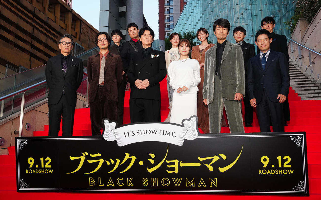 映画「ブラック・ショーマン」レッドカーペットイベントに登壇した出演者たち。前列左から生瀬勝久、成田凌、福山雅治、有村架純、仲村トオル、伊藤淳史、後列左から犬飼貴丈、木村昴、生田絵梨花、岡崎紗絵、秋山寛貴、田中亮監督（撮影・鈴木みどり）