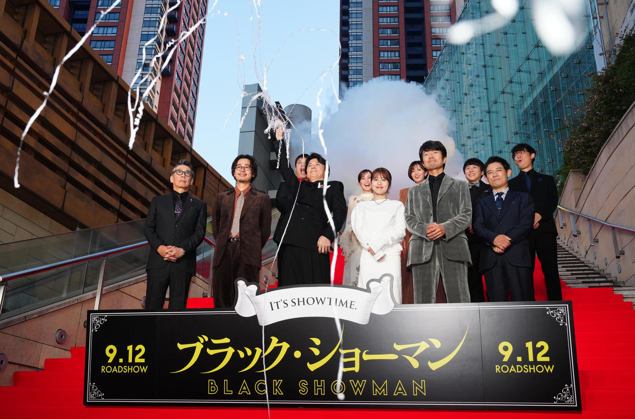 映画「ブラック・ショーマン」レッドカーペットイベントで紙テープを飛ばす福山雅治（前列左から3人目）（撮影・鈴木みどり）