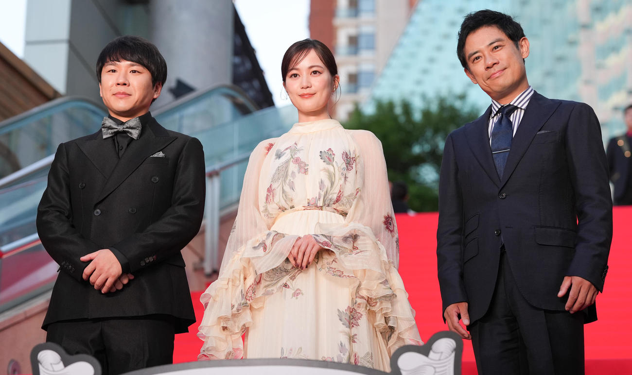 映画「ブラック・ショーマン」レッドカーペットイベントに登壇した、左から秋山寛貴、生田絵梨花、伊藤淳史（撮影・鈴木みどり）