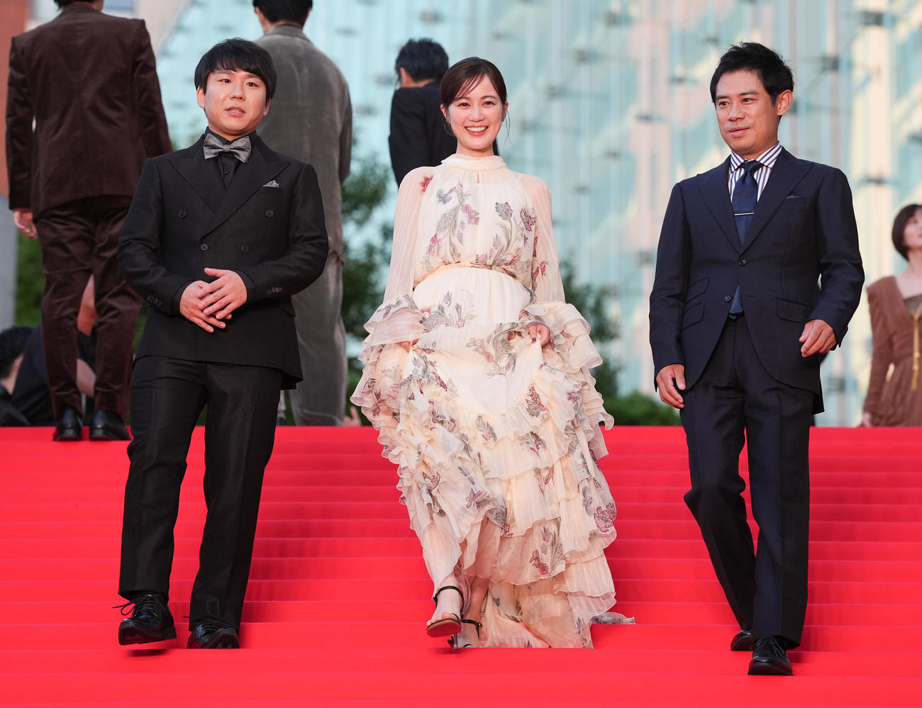 映画「ブラック・ショーマン」レッドカーペットイベントに登壇した、左から秋山寛貴、生田絵梨花、伊藤淳史（撮影・鈴木みどり）