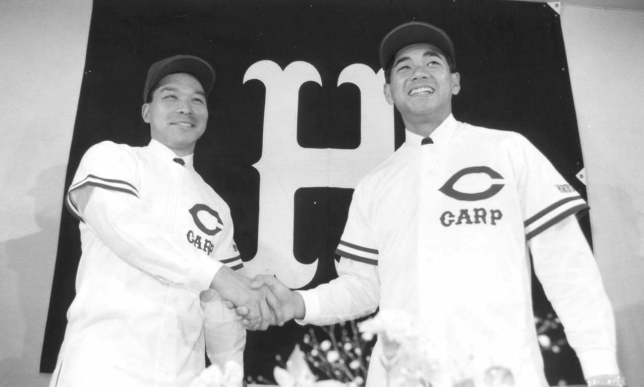 中日から広島へトレードされた音重鎮（左）と山田和利は入団発表（91年1月撮影）