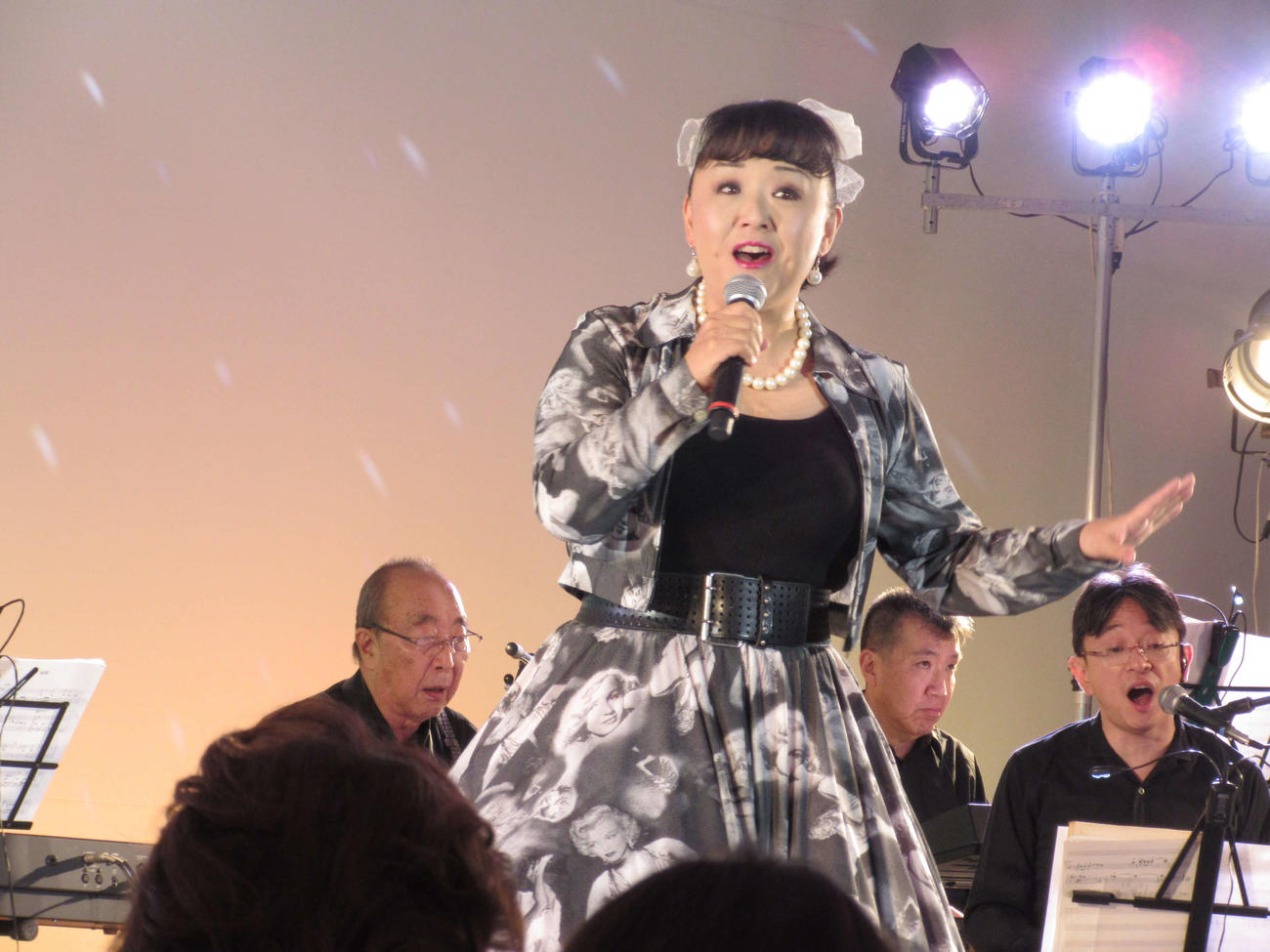 安倍理津子のチャリティー・ディナーショーにゲスト出演したコニー