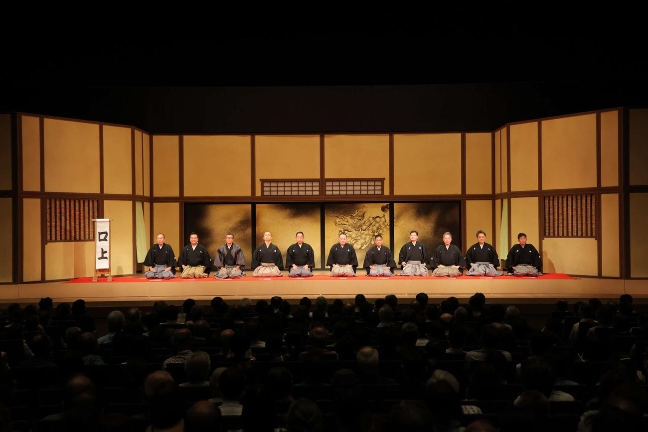 大阪落語祭で口上に登場した、左から）笑福亭仁智、笑福亭鉄瓶、笑福亭銀瓶、桂南天、桂かい枝、桂吉弥、桂米紫、月亭方正、桂春蝶、林家菊丸、笑福亭喬若