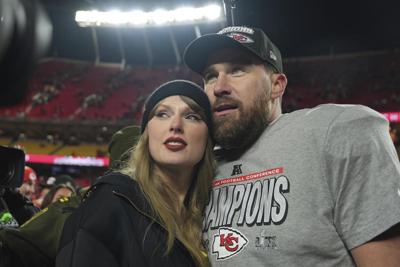 NFLの試合に勝利したトラビス・ケルシー（右）を祝福するテイラー・スウィフト＝1月、米ミズーリ州カンザスシティー（AP＝共同）