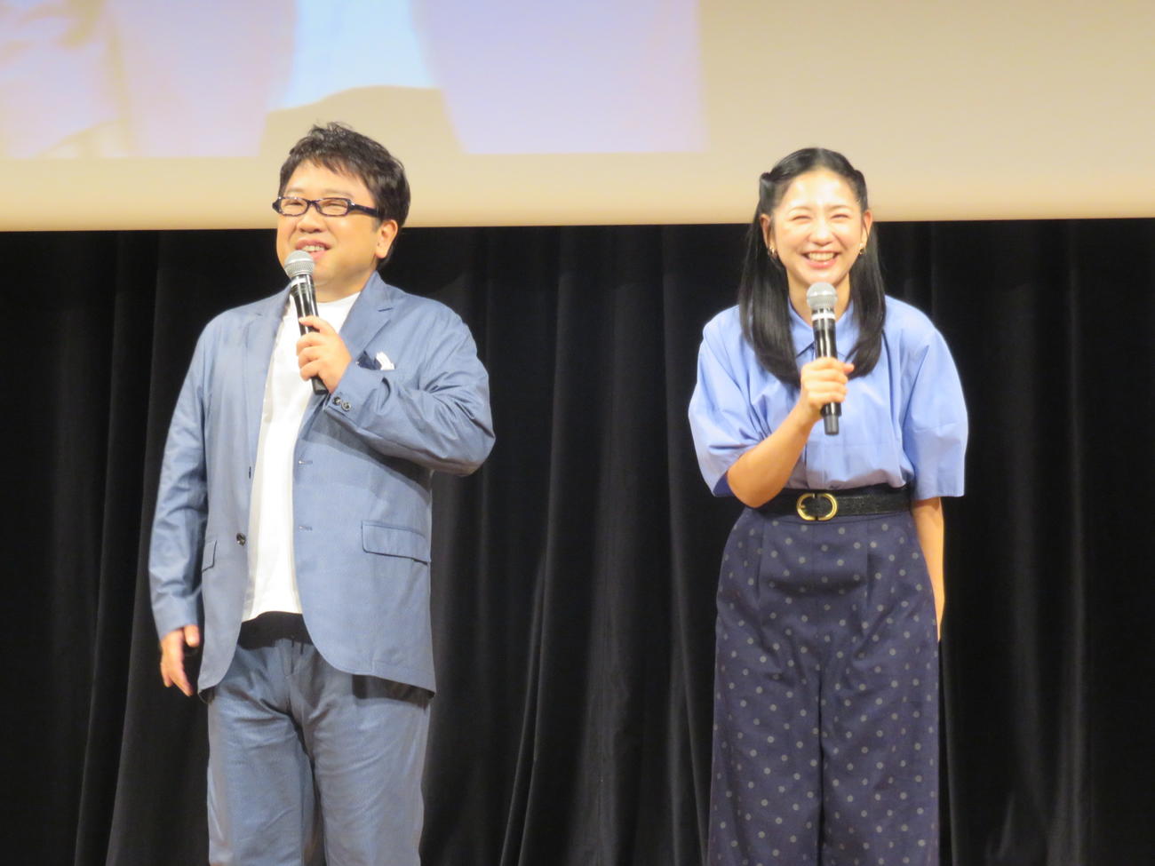 東京都主催の「断熱改修ブーストアップ！イベント」のスペシャルトークショーに出席した、天野ひろゆき（左）と関根麻里