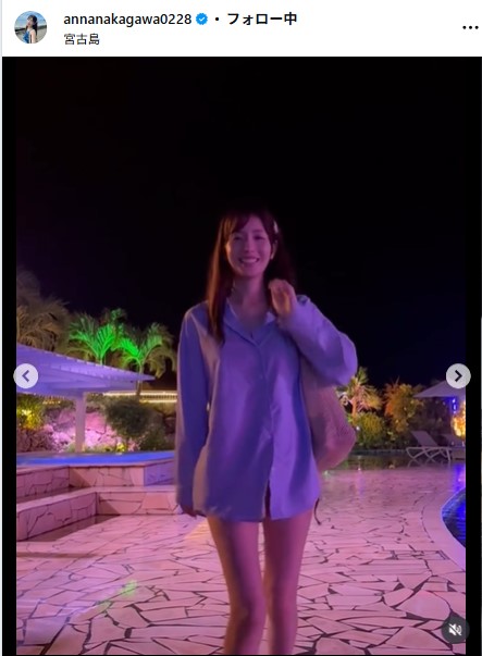 ナイトプールで笑顔の中川杏奈（インスタグラムから）