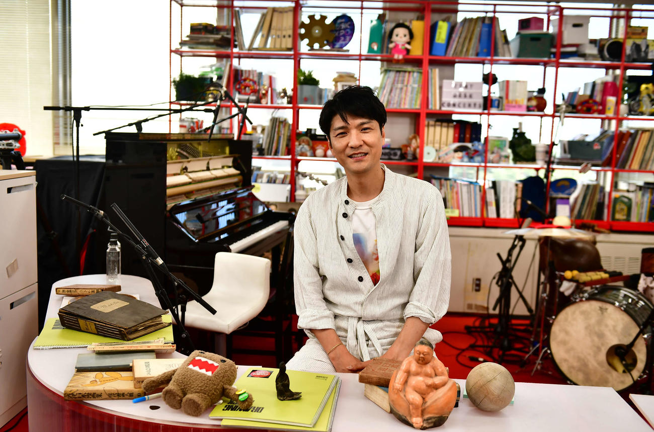 NHKの「tiny desk concerts JAPAN」に出演する森山直太朗（撮影・松尾幸之介）