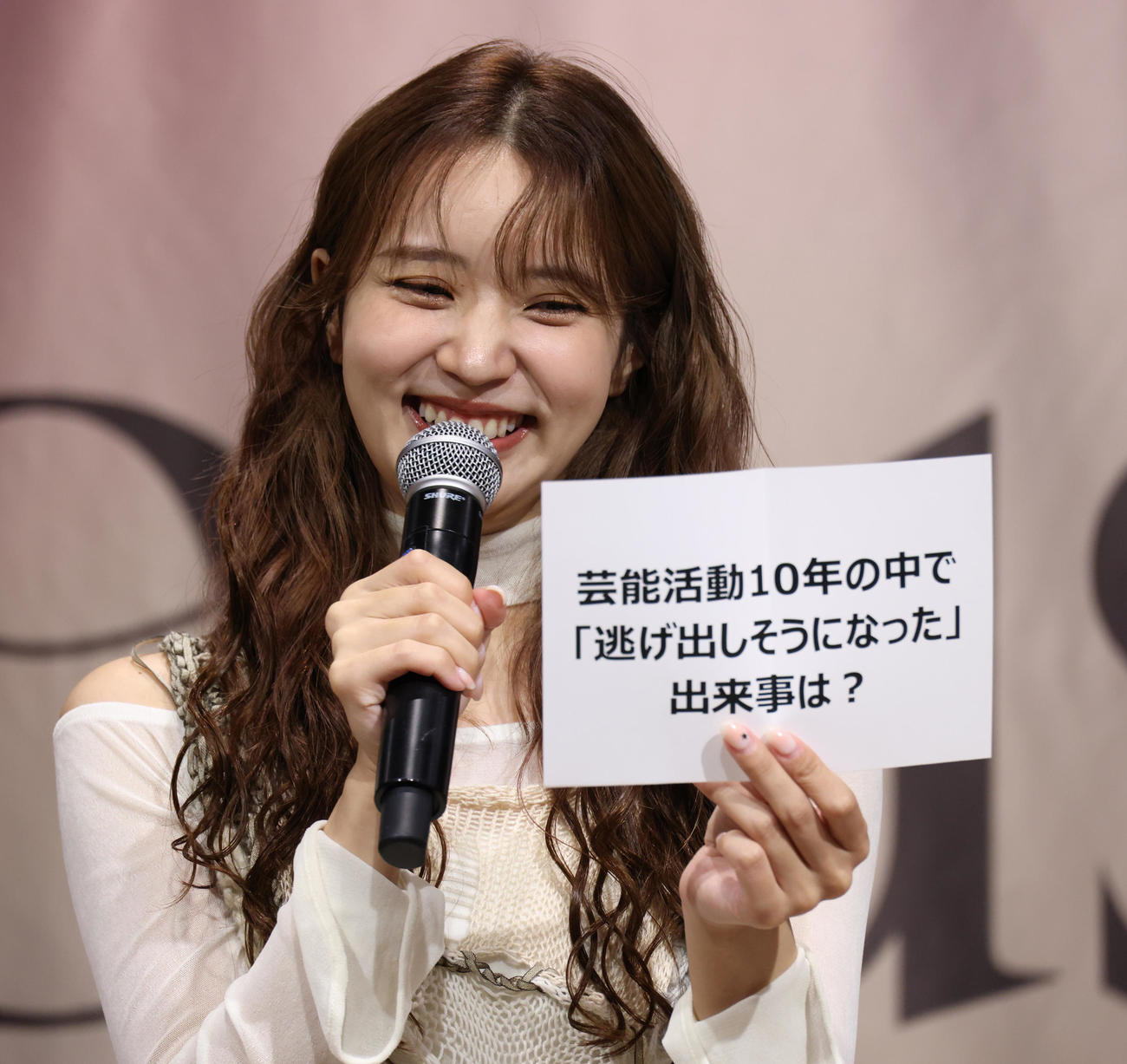 アルバム発売記念記者会見で質問に答えるyousti（撮影・中島郁夫）