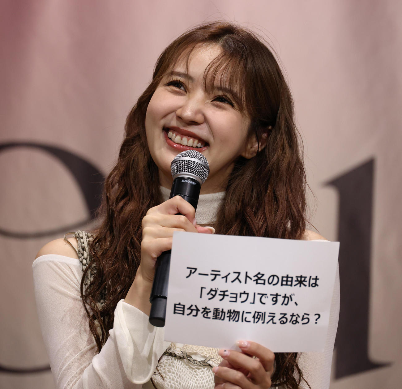 アルバム発売記念記者会見で質問に答えるyousti（撮影・中島郁夫）