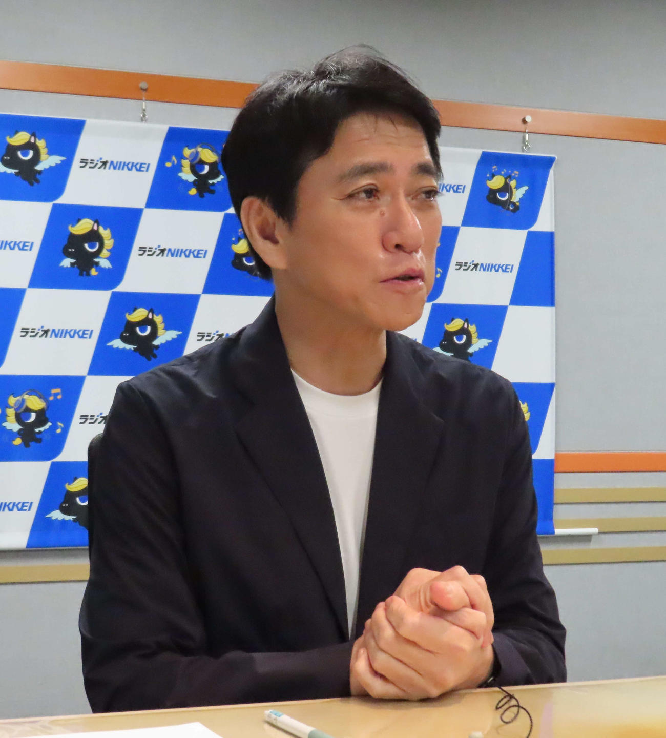 ラジオNIKKEI「判断力の源～一流になるための脳（ブレイン）ケア～」の収録を行った八代英輝弁護士（撮影・寺本吏輝）