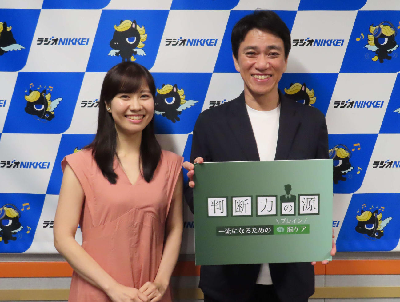 ラジオNIKKEI「判断力の源～一流になるための脳（ブレイン）ケア～」の収録を行った谷口菜月アナウンサー（左）と八代英輝弁護士（右）（撮影・寺本吏輝）
