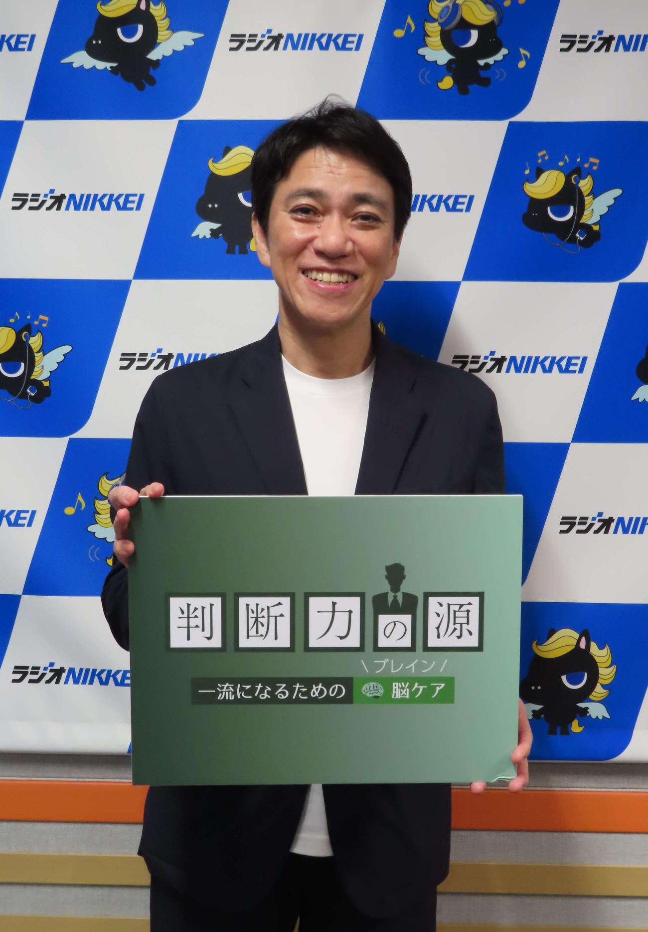 ラジオNIKKEI「判断力の源～一流になるための脳（ブレイン）ケア～」の収録を行った八代英輝弁護士（撮影・寺本吏輝）
