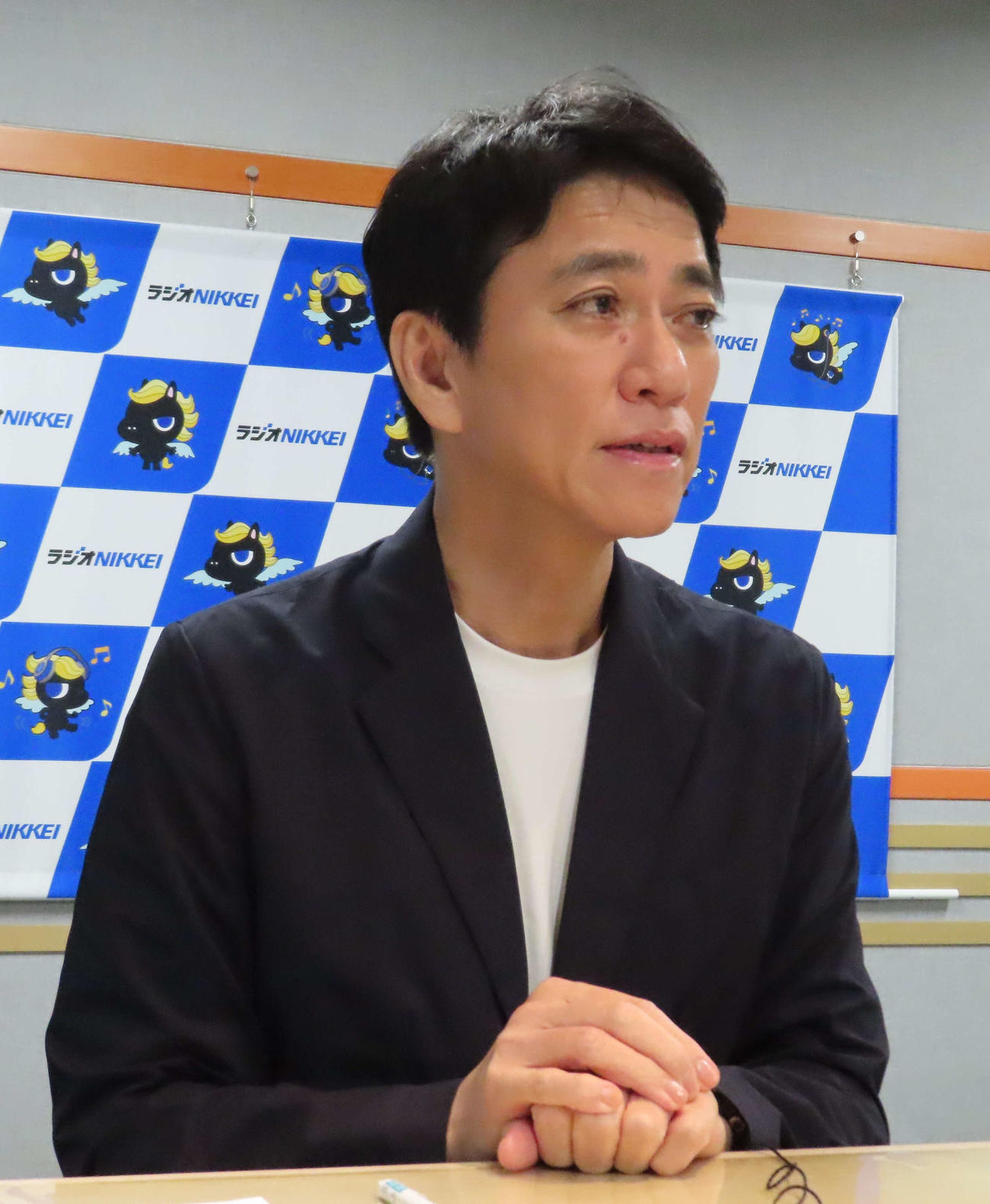 ラジオNIKKEI「判断力の源～一流になるための脳（ブレイン）ケア～」の収録を行った八代英輝弁護士（撮影・寺本吏輝）