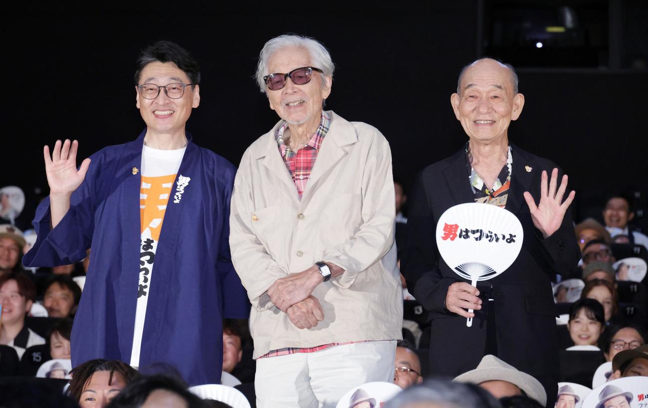 映画「男はつらいよ」ファン感謝祭イベントを行った、左から北山雅康、山田洋次監督、笹野高史（撮影・中島郁夫）