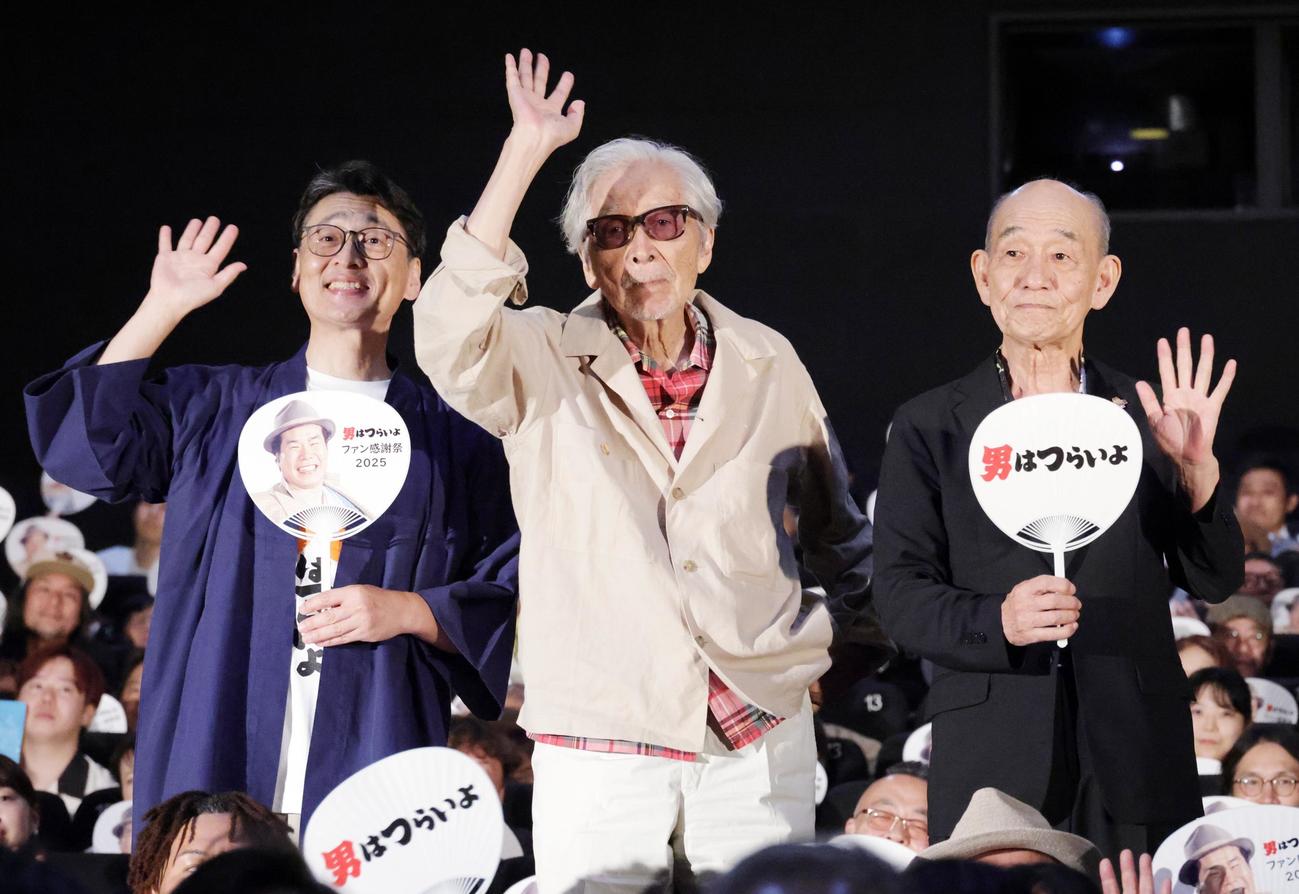 映画「男はつらいよ」ファン感謝祭イベントを行った、左から北山雅康、山田洋次監督、笹野高史（撮影・中島郁夫）