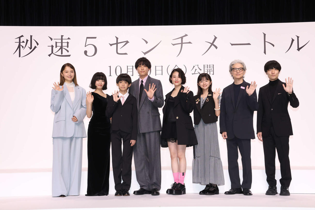 映画「秒速5センチメートル」完成報告会に出席した左から宮崎あおい、森七菜、上田悠斗、松村北斗、高畑充希、白山乃愛、吉岡秀隆、奥山由之監督