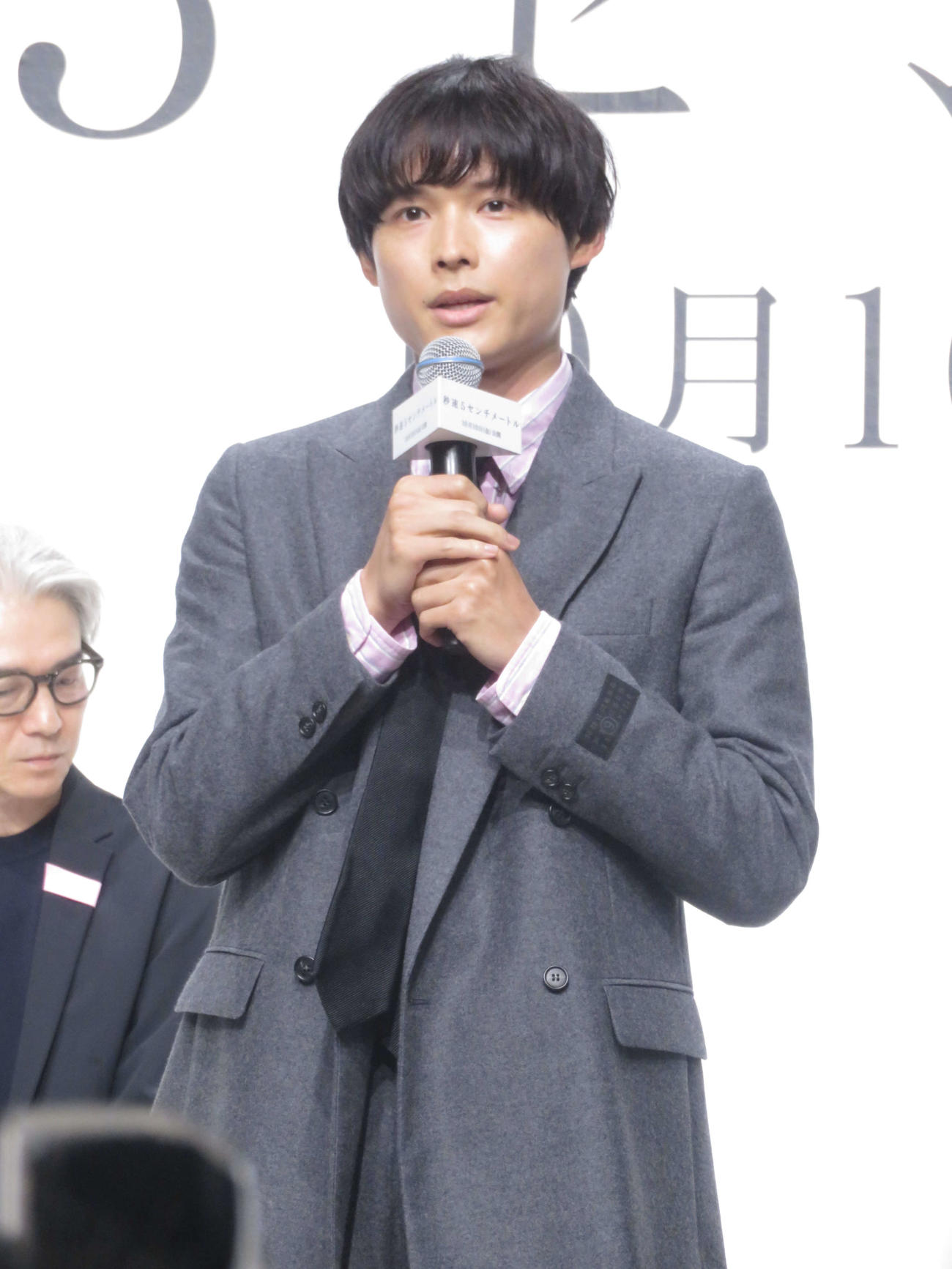 映画「秒速5センチメートル」完成報告会に出席したSixTONES松村北斗