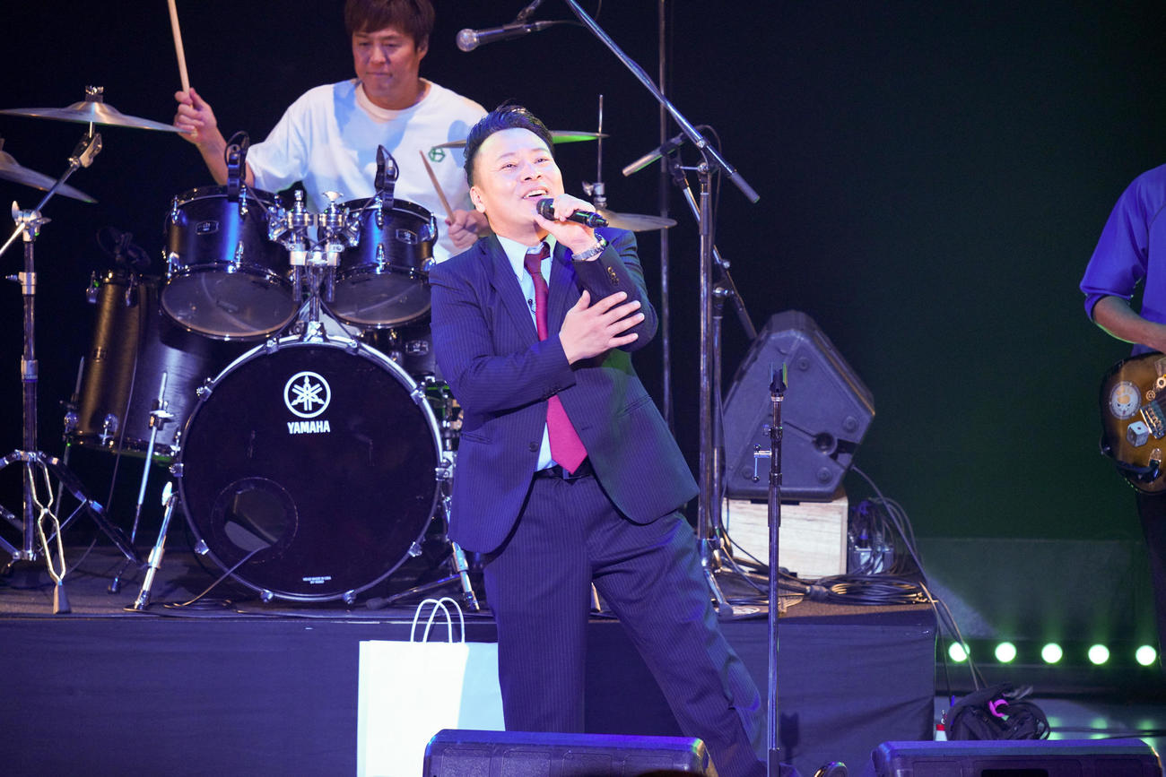 熱い演奏でNGKの客席を総立ちにした高井俊彦。ドラム担当はテンダラー白川悟実