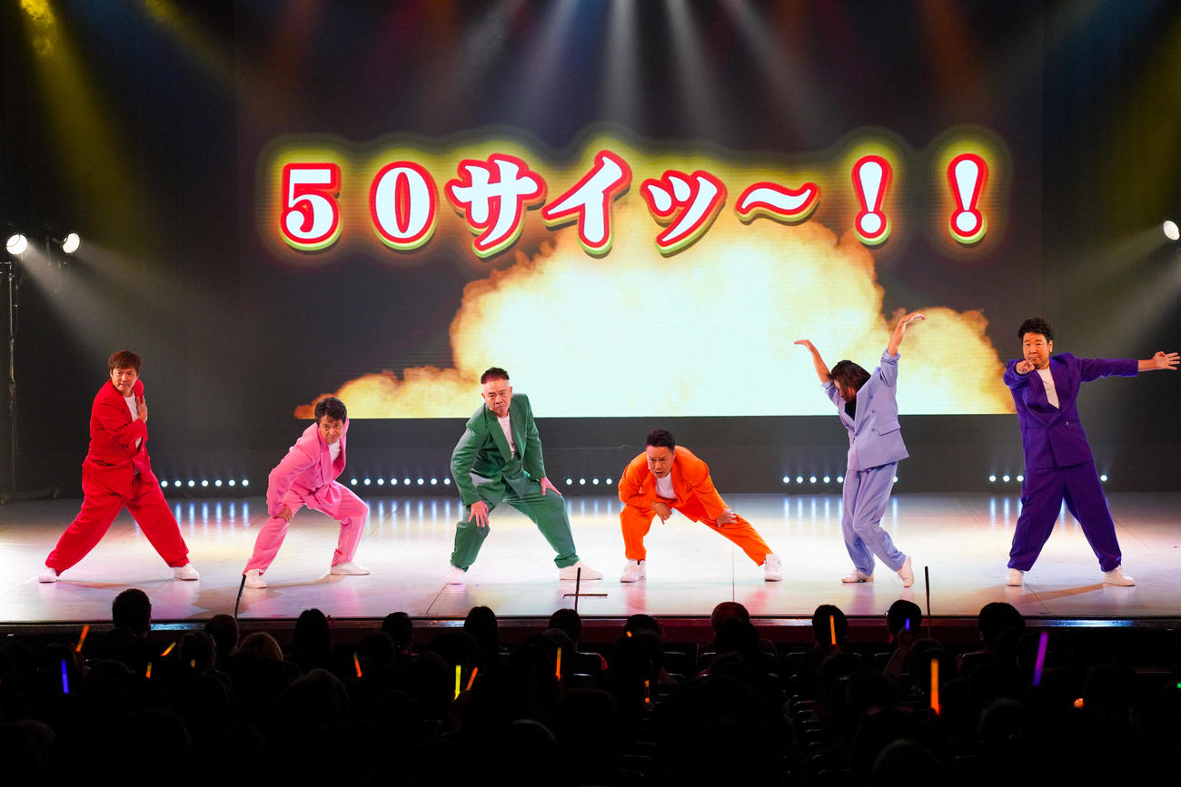 オープニングで華麗なダンスを披露した（左から）テンダラー白川悟実、西川忠志、FUJIWARA原西孝幸、高井俊彦、島田珠代、安尾信乃助