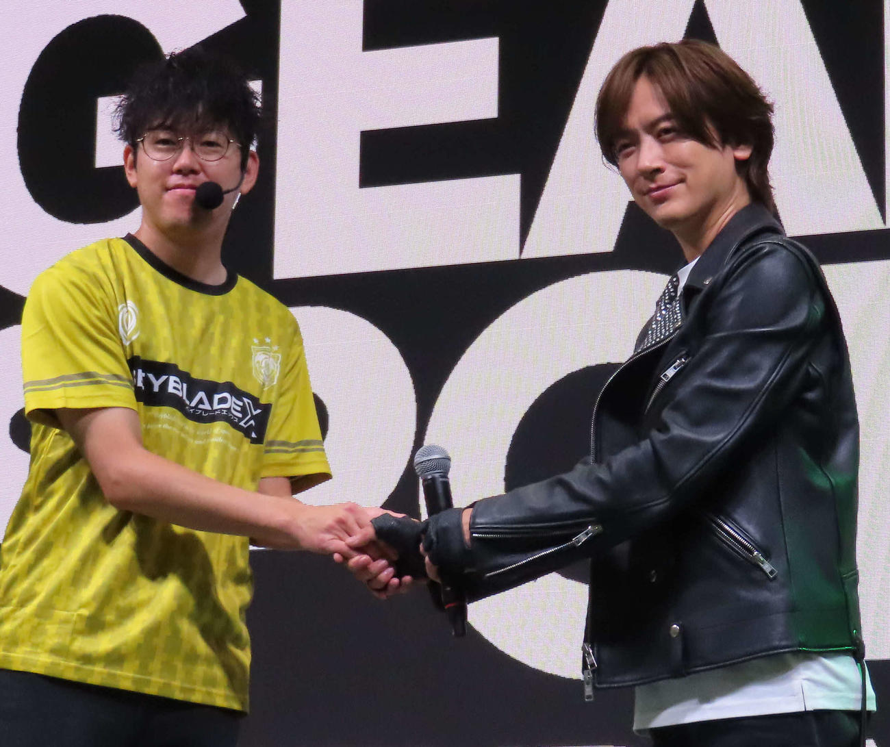 「BAYBLADE X WORLD CHAMPIONSHIP2025」記者発表会で、世界大会に出場するおまんじゅうキング選手（左）と戦ったDAIGO