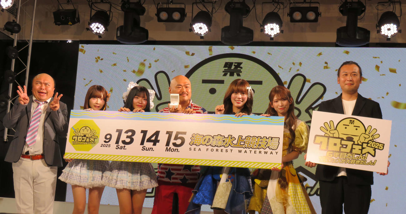 「クロフェス2025」プレス発表会に登壇した、左からワンワンニャンニャンの菊地優志、「花いろは」の穂積りんか、今咲ひめの、クロちゃん、「豆柴の大群」のナオ・オブ・ナオ、レオナエンパイア、日本ご当地アイドル活性協会代表の金子正男