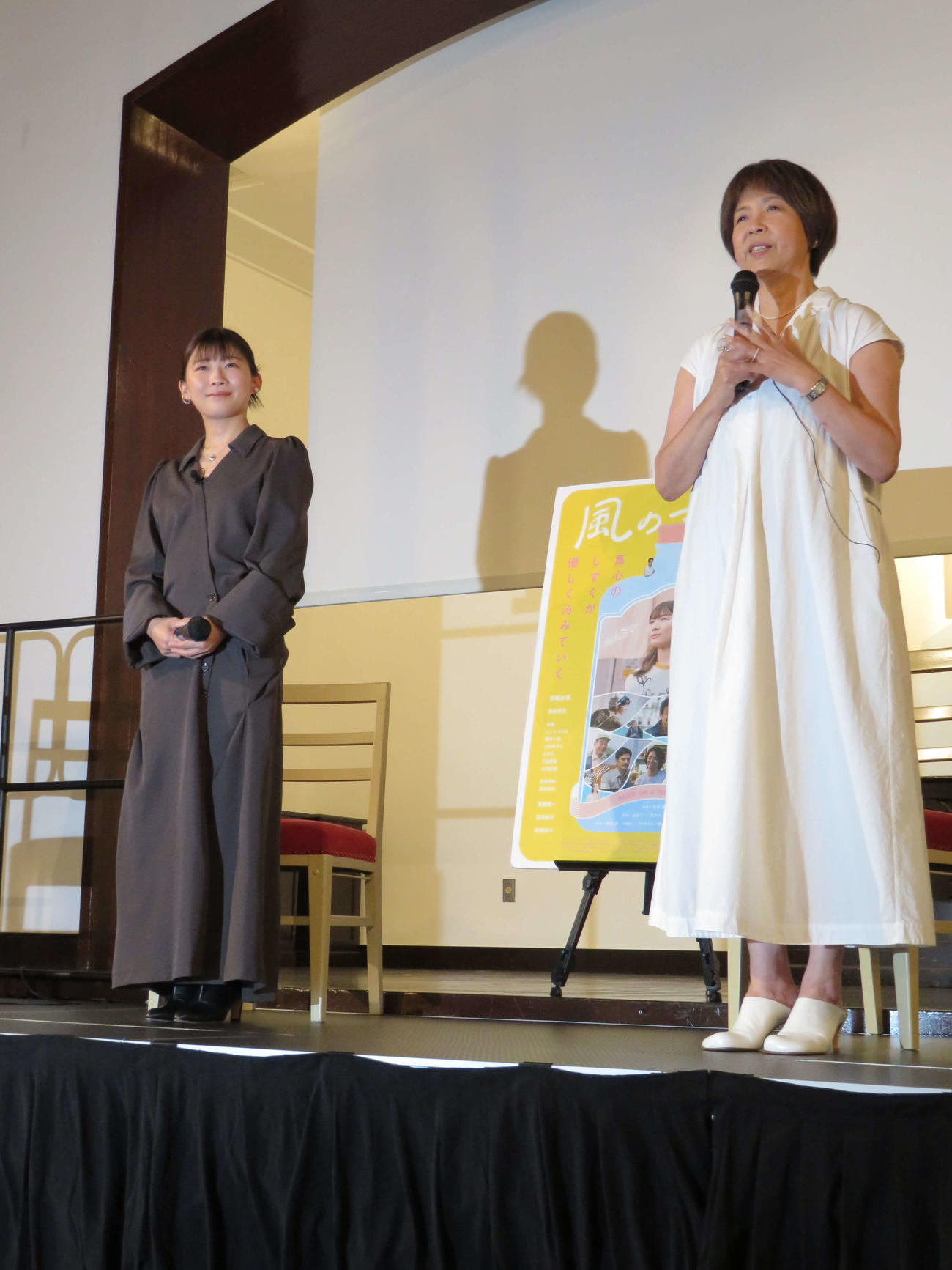 映画「風のマジム」日本女子大夏期特別教室に出席した伊藤沙莉（左）と原田マハ氏（撮影・村上幸将）
