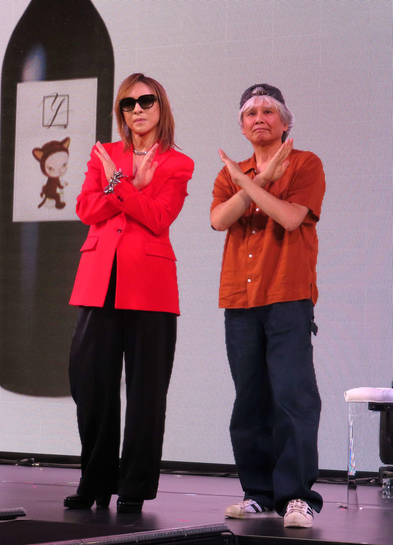 自身がプロデュースするワインの新ヴィンテージ発表会に登場し、「X」のポーズをするYOSHIKI（左）と奈良美智（右）（撮影・寺本吏輝）
