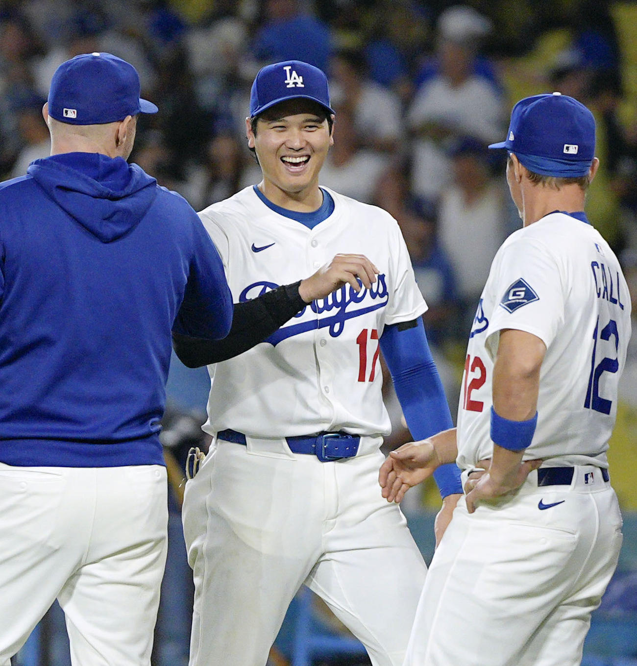 レッズに勝利し、チームメートと喜ぶドジャース大谷（共同）